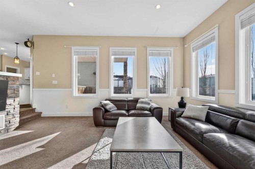 346 Twinriver Road West, Lethbridge, AB - Indoor Photo Showing Living Room