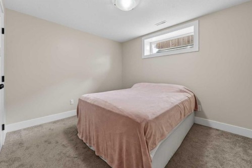 346 Twinriver Road West, Lethbridge, AB - Indoor Photo Showing Bedroom