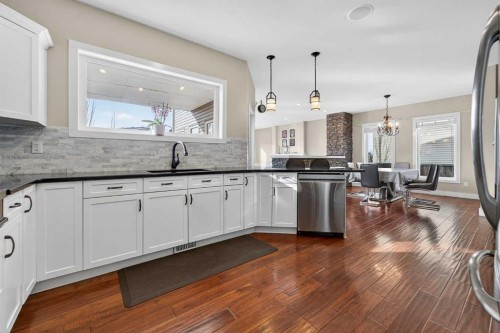 346 Twinriver Road West, Lethbridge, AB - Indoor Photo Showing Kitchen With Upgraded Kitchen