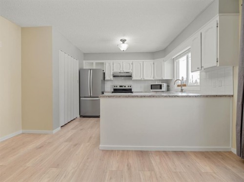 233 8 Street West, Cardston, AB - Indoor Photo Showing Kitchen