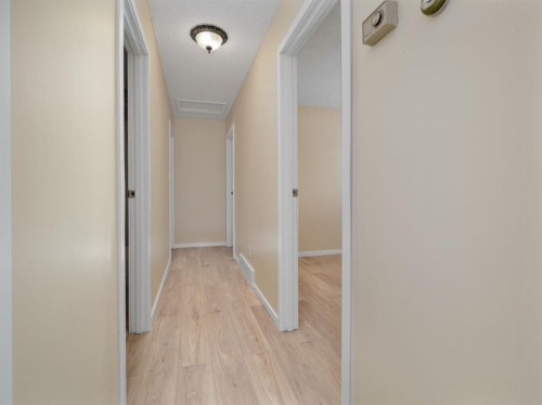 233 8 Street West, Cardston, AB - Indoor Photo Showing Other Room