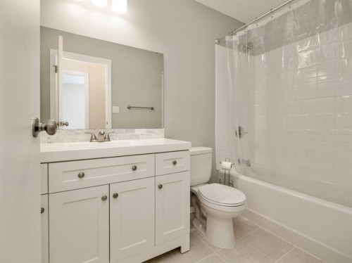 233 8 Street West, Cardston, AB - Indoor Photo Showing Bathroom
