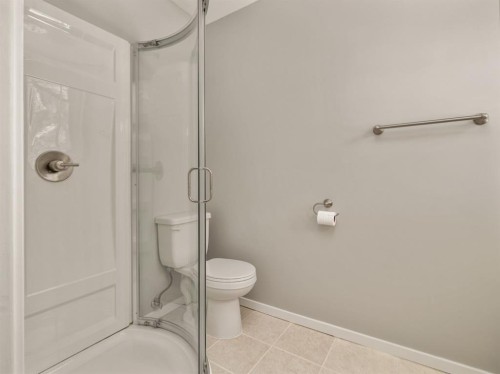 233 8 Street West, Cardston, AB - Indoor Photo Showing Bathroom