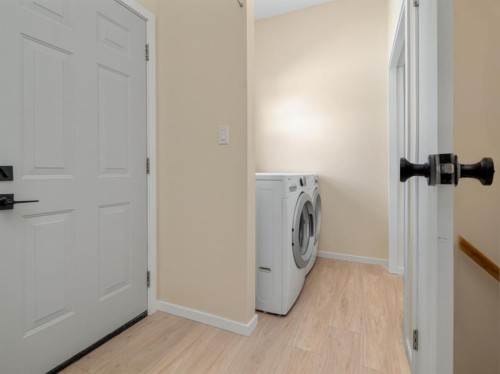 233 8 Street West, Cardston, AB - Indoor Photo Showing Laundry Room