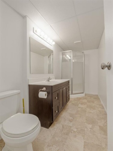 233 8 Street West, Cardston, AB - Indoor Photo Showing Bathroom
