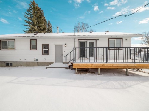 233 8 Street West, Cardston, AB - Outdoor With Deck Patio Veranda