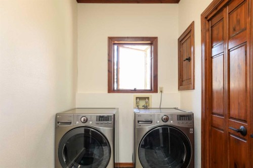 107 Temple Crescent West, Lethbridge, AB - Indoor Photo Showing Laundry Room