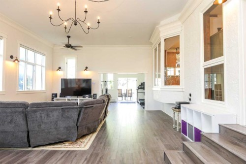 107 Temple Crescent West, Lethbridge, AB - Indoor Photo Showing Living Room