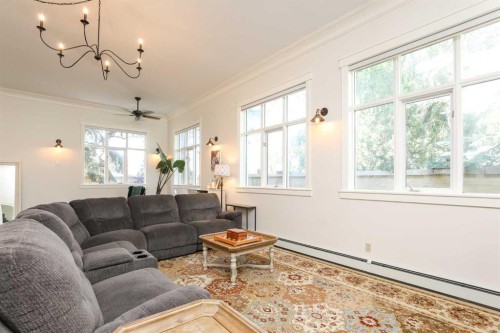 107 Temple Crescent West, Lethbridge, AB - Indoor Photo Showing Living Room