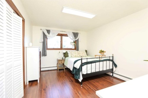 107 Temple Crescent West, Lethbridge, AB - Indoor Photo Showing Bedroom