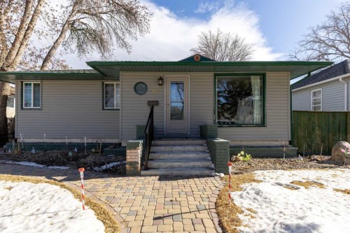 819 8 Street SOUTH Lethbridge, AB T1J 2K6