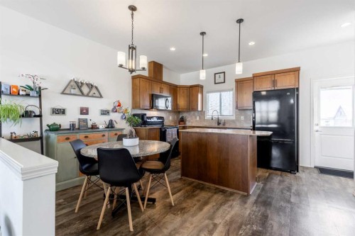 219 Lynx Road North, Lethbridge, AB - Indoor Photo Showing Kitchen With Upgraded Kitchen