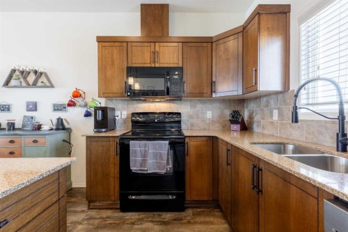 219 Lynx Road North, Lethbridge, AB - Indoor Photo Showing Kitchen With Double Sink