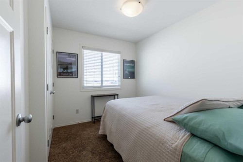219 Lynx Road North, Lethbridge, AB - Indoor Photo Showing Bedroom