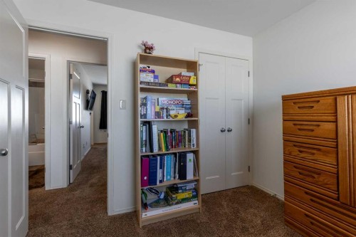 219 Lynx Road North, Lethbridge, AB - Indoor Photo Showing Other Room