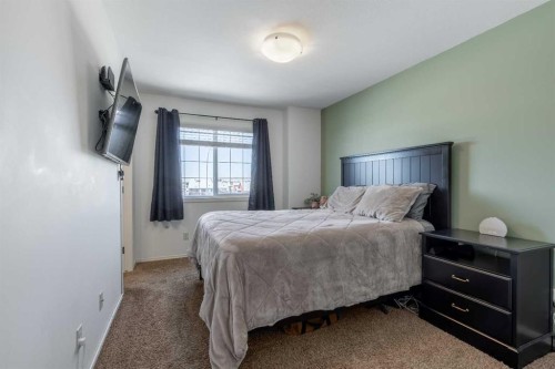 219 Lynx Road North, Lethbridge, AB - Indoor Photo Showing Bedroom