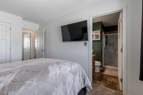 219 Lynx Road North, Lethbridge, AB - Indoor Photo Showing Bedroom