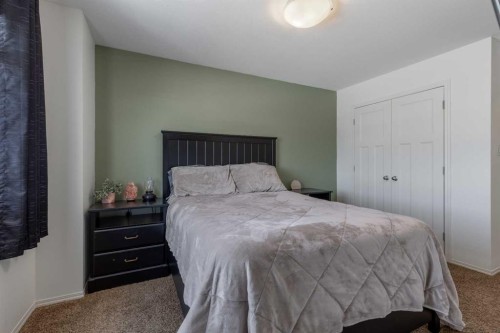 219 Lynx Road North, Lethbridge, AB - Indoor Photo Showing Bedroom