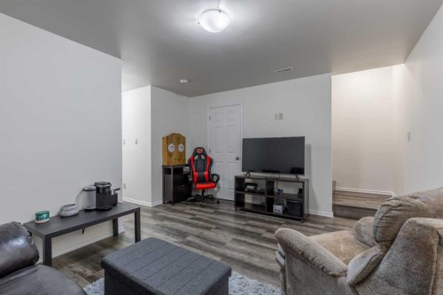 219 Lynx Road North, Lethbridge, AB - Indoor Photo Showing Living Room