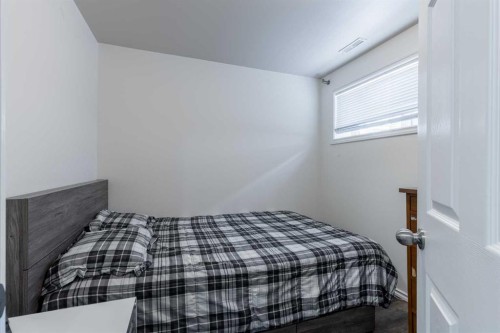 219 Lynx Road North, Lethbridge, AB - Indoor Photo Showing Bedroom