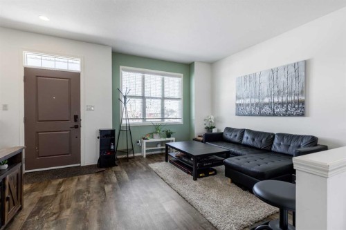 219 Lynx Road North, Lethbridge, AB - Indoor Photo Showing Living Room