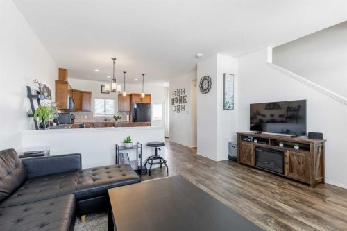 219 Lynx Road North, Lethbridge, AB - Indoor Photo Showing Living Room