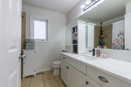 206 Keystone Lane West, Lethbridge, AB - Indoor Photo Showing Bathroom