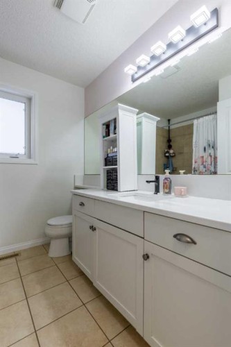 206 Keystone Lane West, Lethbridge, AB - Indoor Photo Showing Bathroom