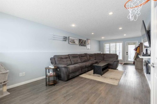 206 Keystone Lane West, Lethbridge, AB - Indoor Photo Showing Living Room