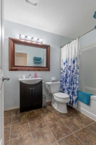 206 Keystone Lane West, Lethbridge, AB - Indoor Photo Showing Bathroom