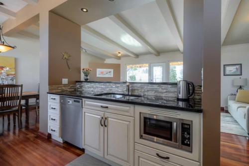 1416 15 Avenue South, Lethbridge, AB - Indoor Photo Showing Kitchen