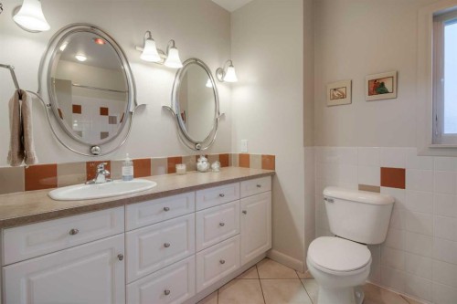 1416 15 Avenue South, Lethbridge, AB - Indoor Photo Showing Bathroom