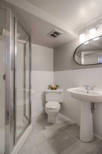 1416 15 Avenue South, Lethbridge, AB - Indoor Photo Showing Bathroom
