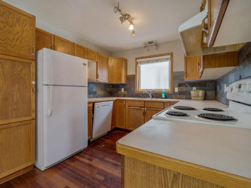 22 Assiniboia Road West, Lethbridge, AB - Indoor Photo Showing Kitchen