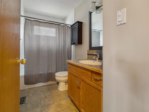 22 Assiniboia Road West, Lethbridge, AB - Indoor Photo Showing Bathroom