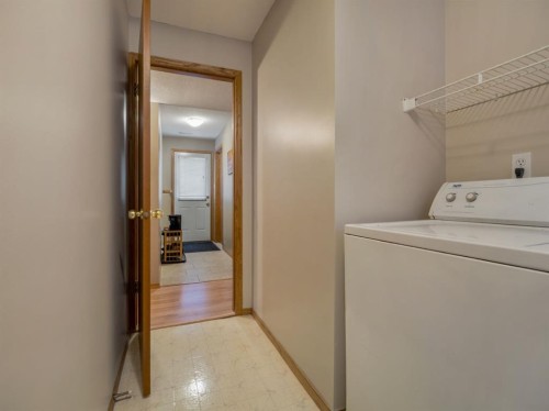 22 Assiniboia Road West, Lethbridge, AB - Indoor Photo Showing Laundry Room