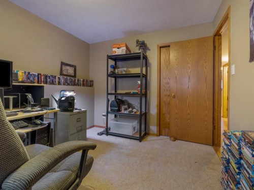 22 Assiniboia Road West, Lethbridge, AB - Indoor