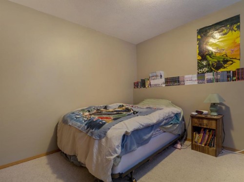 22 Assiniboia Road West, Lethbridge, AB - Indoor Photo Showing Bedroom