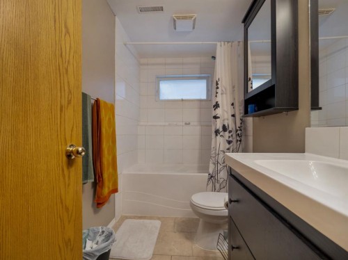 22 Assiniboia Road West, Lethbridge, AB - Indoor Photo Showing Bathroom