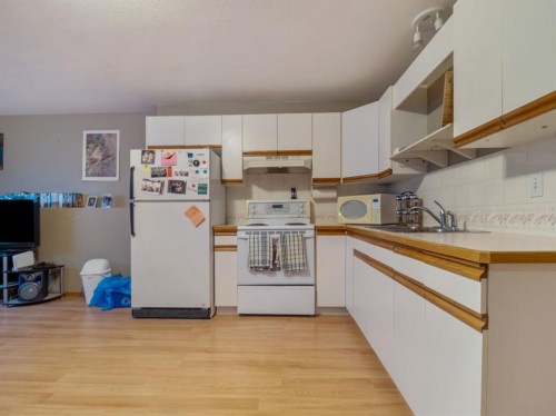 22 Assiniboia Road West, Lethbridge, AB - Indoor Photo Showing Kitchen