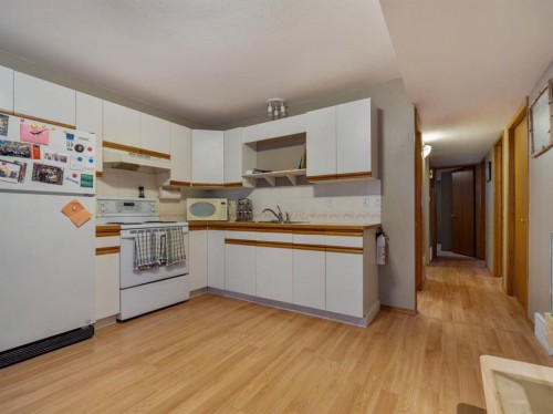 22 Assiniboia Road West, Lethbridge, AB - Indoor Photo Showing Kitchen