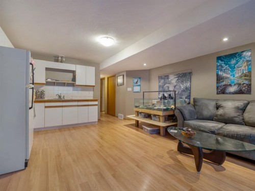 22 Assiniboia Road West, Lethbridge, AB - Indoor