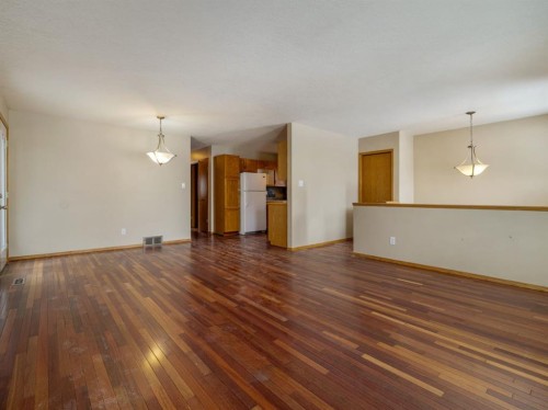 22 Assiniboia Road West, Lethbridge, AB - Indoor