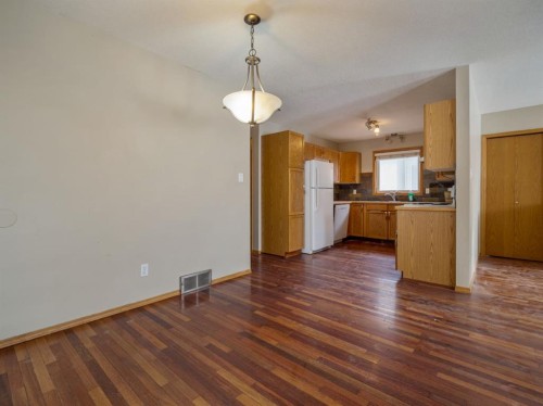 22 Assiniboia Road West, Lethbridge, AB - Indoor Photo Showing Kitchen