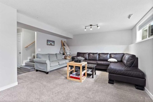 99 Kodiak Crescent North, Lethbridge, AB - Indoor Photo Showing Living Room