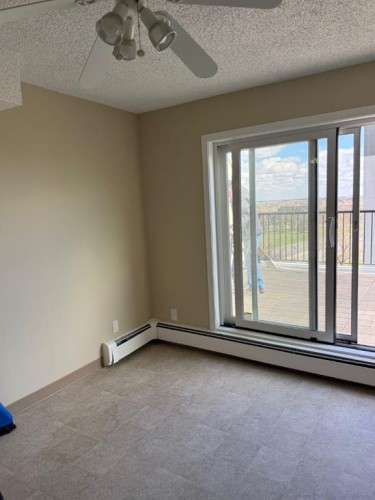 921-21 Berkeley Place West, Lethbridge, AB - Indoor Photo Showing Other Room
