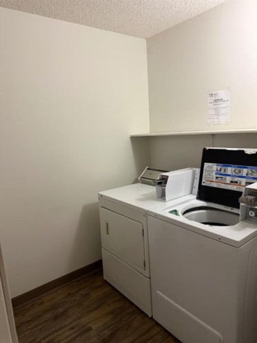 921-21 Berkeley Place West, Lethbridge, AB - Indoor Photo Showing Laundry Room