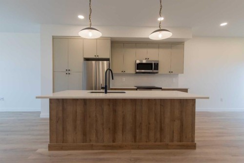 2815 16 Avenue, Coaldale, AB - Indoor Photo Showing Kitchen With Upgraded Kitchen