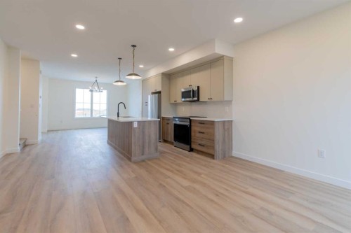2815 16 Avenue, Coaldale, AB - Indoor Photo Showing Kitchen With Upgraded Kitchen