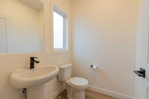 2815 16 Avenue, Coaldale, AB - Indoor Photo Showing Bathroom